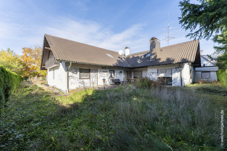 Rückwärtig gelegenes Baugrundstück in begehrter Wohnlage - Blick auf den Altbestand