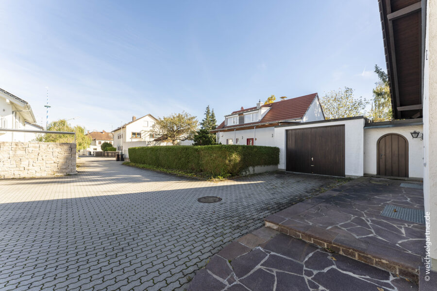 Rückwärtig gelegenes Baugrundstück in begehrter Wohnlage - Blick auf die Zufahrt