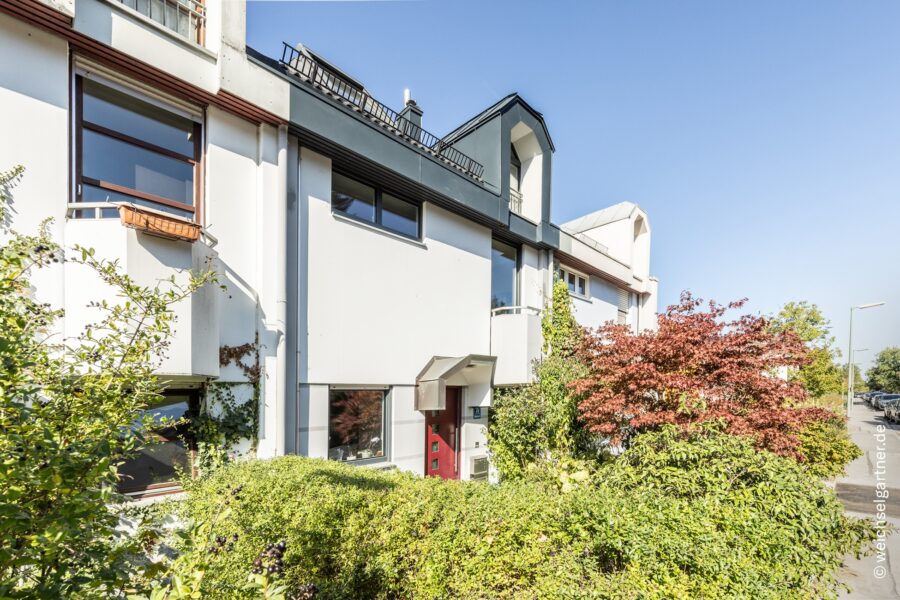 Energetisch saniertes Reihenhaus mit PV-Anlage und großem West-Garten - Vorderansicht des Hauses