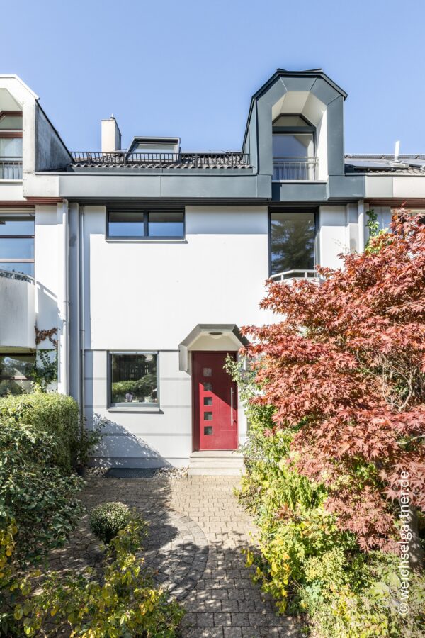 Energetisch saniertes Reihenhaus mit PV-Anlage und großem West-Garten - Hauseingang