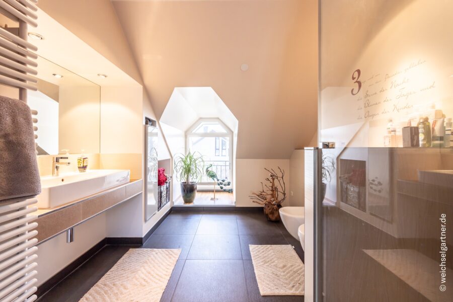 Energetisch saniertes Reihenhaus mit PV-Anlage und großem West-Garten - Bad en Suite im Dachgeschoss