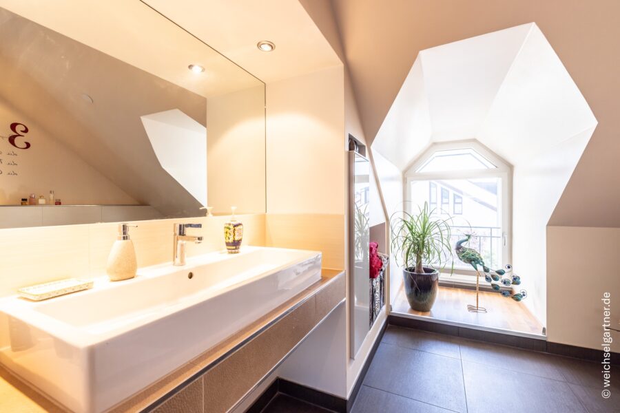 Energetisch saniertes Reihenhaus mit PV-Anlage und großem West-Garten - Weitere Ansicht Duschbad im DG