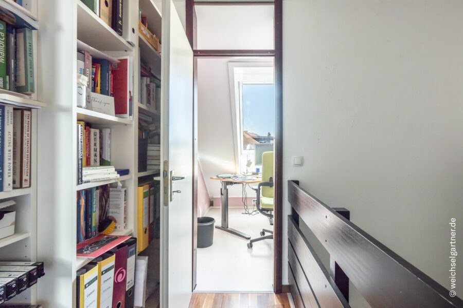 Energetisch saniertes Reihenhaus mit PV-Anlage und großem West-Garten - Flur mit Blick ins Büro