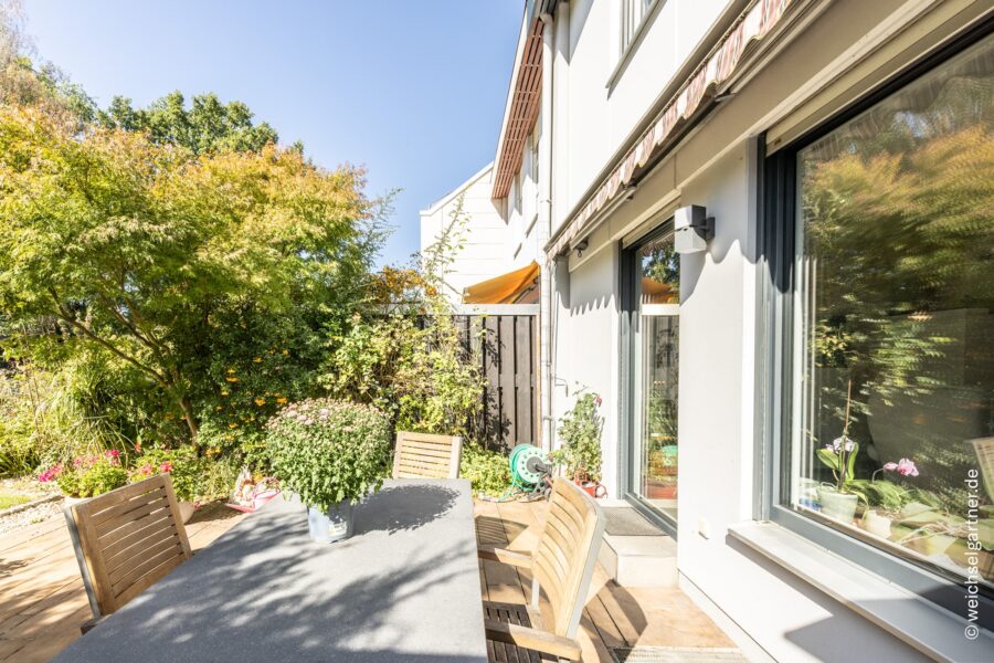 Energetisch saniertes Reihenhaus mit PV-Anlage und großem West-Garten - Westterrasse mit Markise