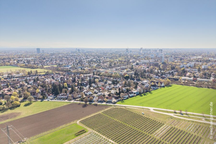 Energetisch saniertes Reihenhaus mit PV-Anlage und großem West-Garten - Drohnenaufnahme
