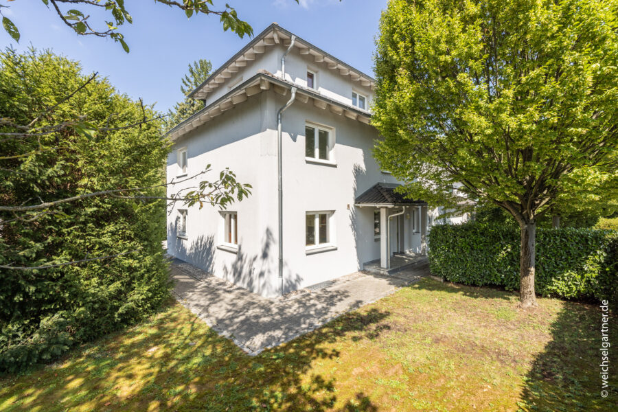 Großzügiges Einfamilienhaus auf herrlichem Grundstück - Vordere und seitliche Ansicht