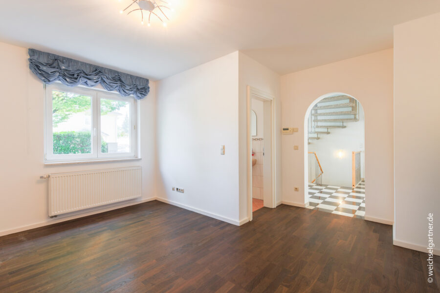 Großzügiges Einfamilienhaus auf herrlichem Grundstück - Garderobe und Gäste-WC