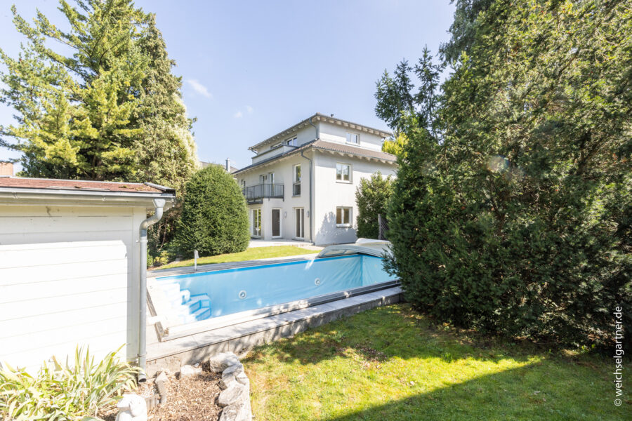 Großzügiges Einfamilienhaus auf herrlichem Grundstück - Haus- und Poolansicht