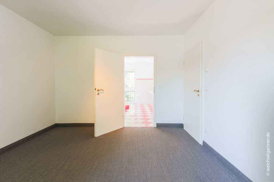 Großzügiges Einfamilienhaus auf herrlichem Grundstück - Zimmer mit Badzugang