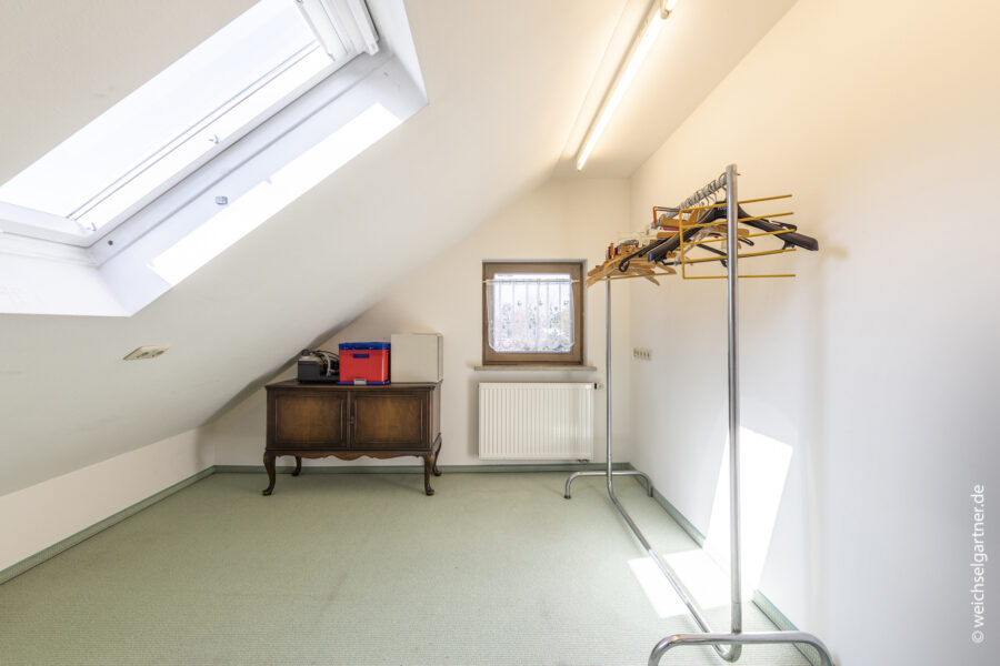 Erbbaurecht: Attraktive Doppelhaushälfte auf herrlichem Grundstück in ruhiger Wohnlage - Dachboden 1