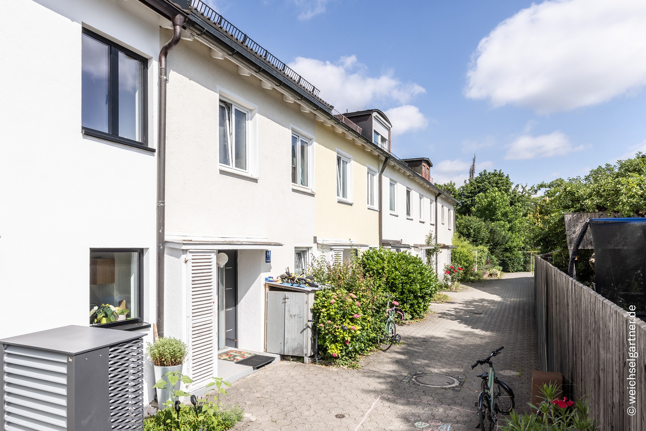 Modernisiertes Reihenmittelhaus mit schönem Westgarten in ruhiger Stichstraßenlage, 81735 München, Reihenhaus