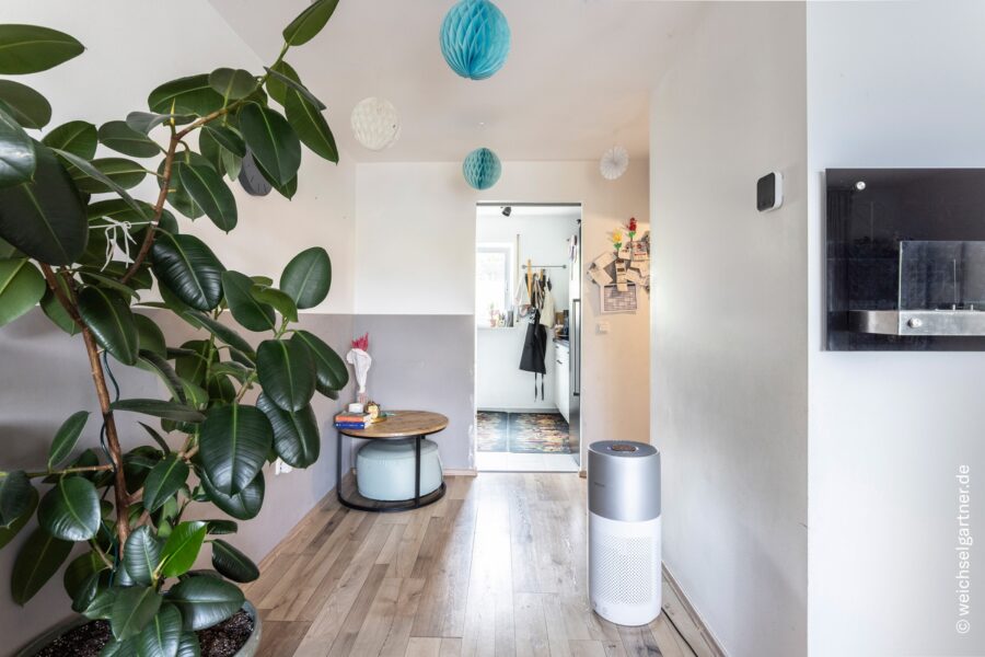 Modernisiertes Reihenmittelhaus mit schönem Westgarten in ruhiger Stichstraßenlage - Mit Blick in die Küche