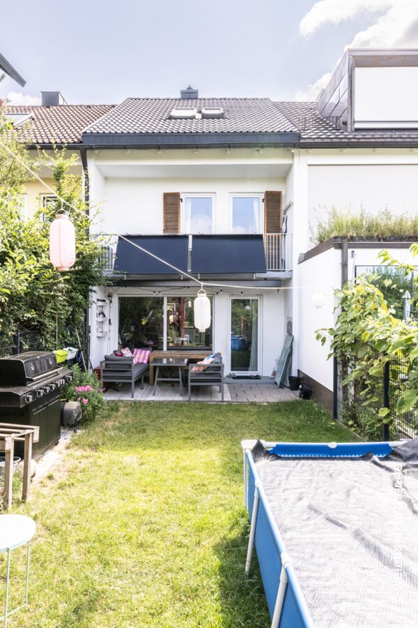 Modernisiertes Reihenmittelhaus mit schönem Westgarten in ruhiger Stichstraßenlage - Blick auf das Haus