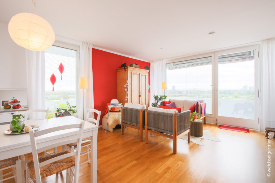 Geräumige 4-Zimmer-Wohnung mit atemberaubendem Panoramablick - Lichtdurchfluteter Wohnbereich