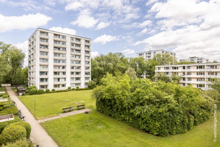 Direkt am Park: Charmante, bezugsfreie Eigentumswohnung mit Westbalkon und Blick ins Grüne - Blick aus dem Schlafzimmer