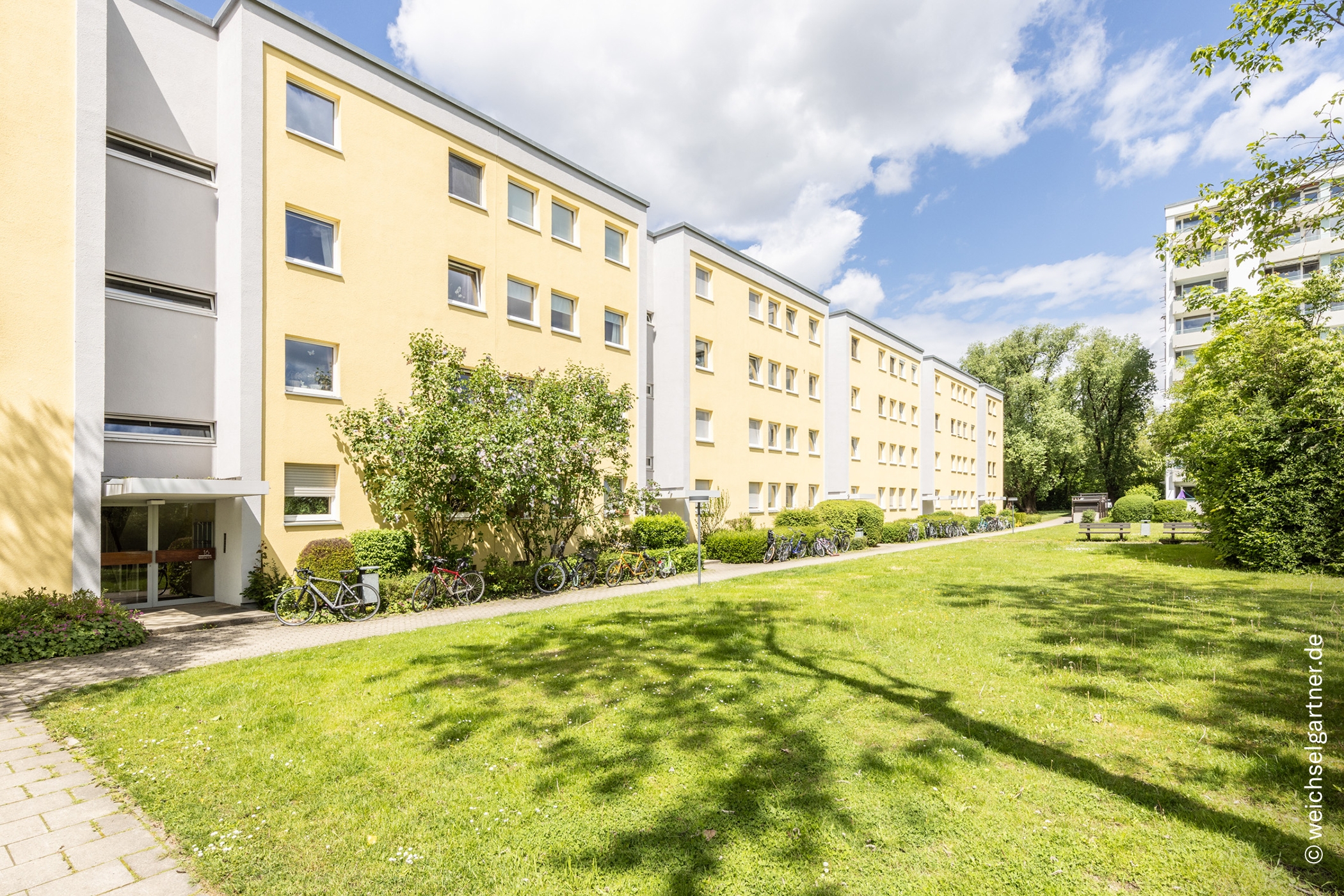 Direkt am Park: Charmante, bezugsfreie Eigentumswohnung mit Westbalkon und Blick ins Grüne, 81927 München, Etagenwohnung
