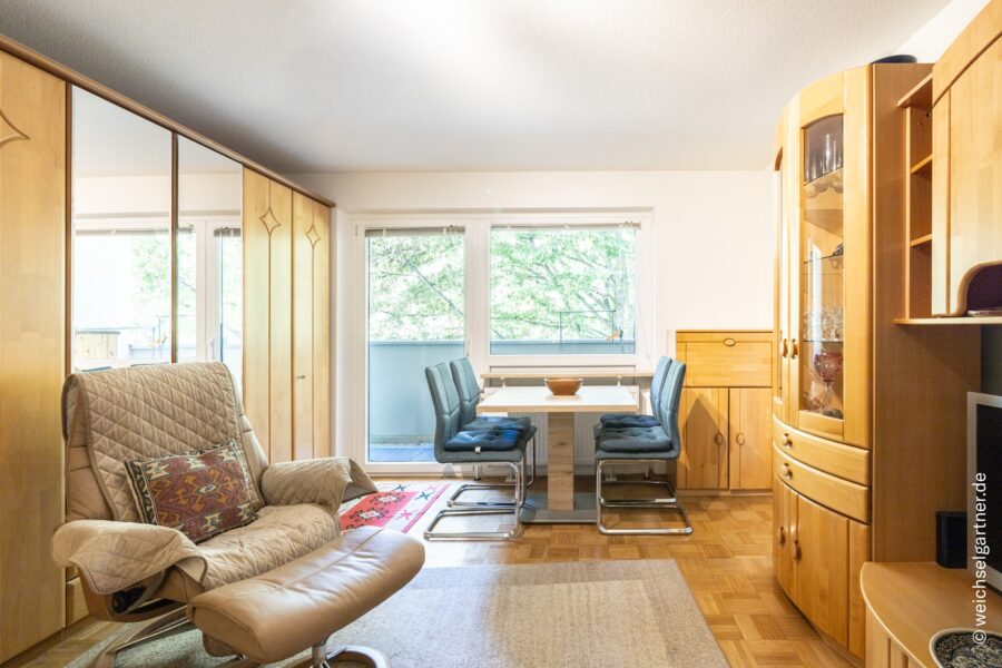 Sofort verfügbares Appartement mit geräumiger Süd-Loggia in beliebter Lage - Wohnzimmer mit Loggia-Zugang