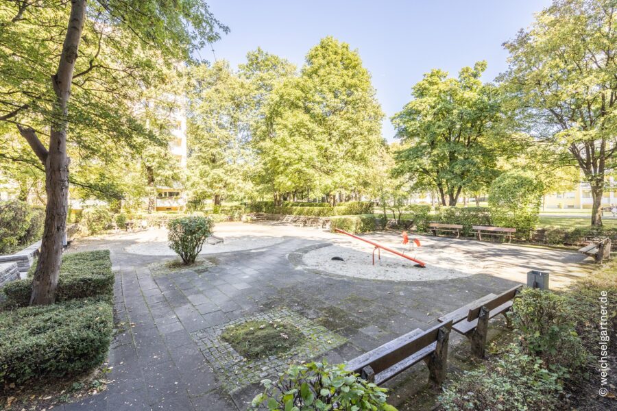 Sofort verfügbares Appartement mit geräumiger Süd-Loggia in beliebter Lage - Weitere Ansicht Spielplatz