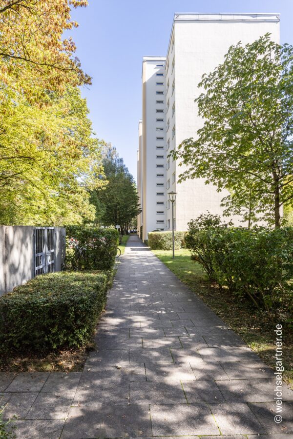 Sofort verfügbares Appartement mit geräumiger Süd-Loggia in beliebter Lage - Zuweg zum Hauseingang