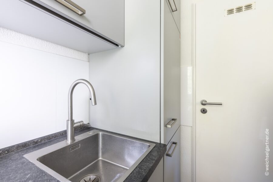Sofort verfügbares Appartement mit geräumiger Süd-Loggia in beliebter Lage - Küche mit Abstellkammer
