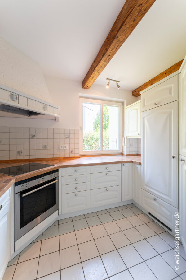 Attraktive Gartenwohnung in ruhiger und grüner Wohnanlage - Küche mit Einbauküche