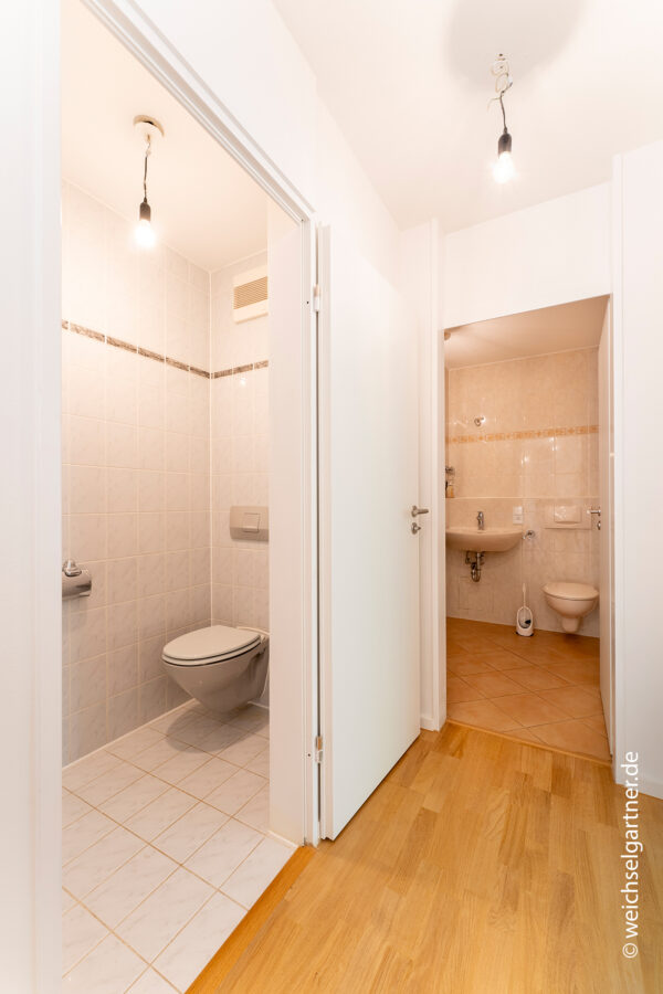 Attraktive Gartenwohnung in ruhiger und grüner Wohnanlage - Gäste-WC und Badezimmer