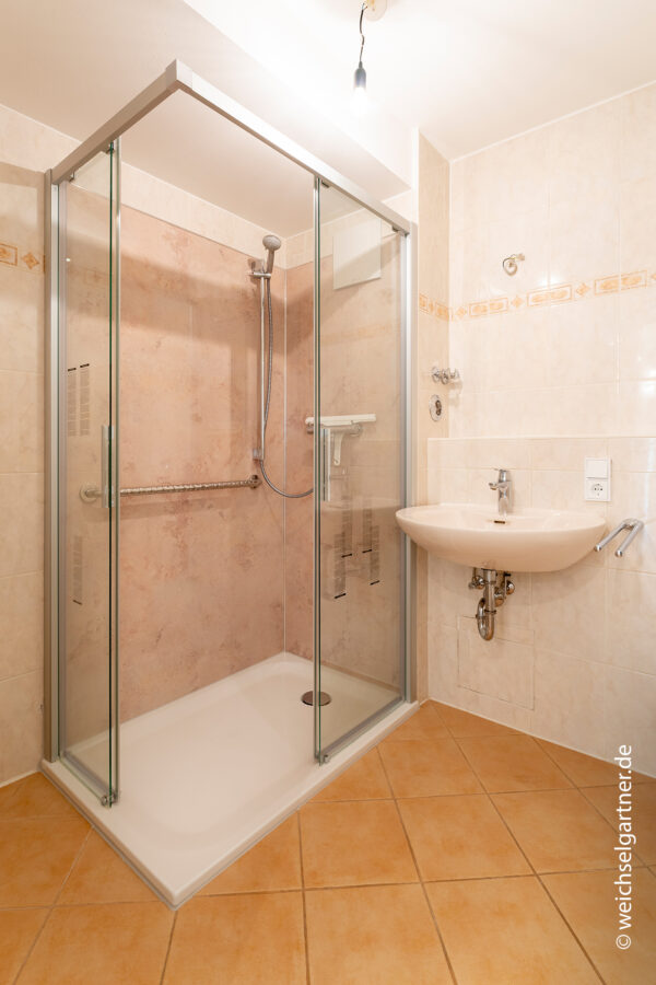 Attraktive Gartenwohnung in ruhiger und grüner Wohnanlage - Badezimmer