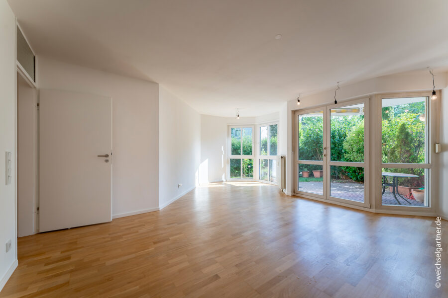 Attraktive Gartenwohnung in ruhiger und grüner Wohnanlage - Lichtdurchfluteter Wohnbereich