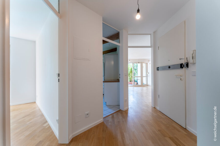 Attraktive Gartenwohnung in ruhiger und grüner Wohnanlage - Eingangs- und Dielenbereich