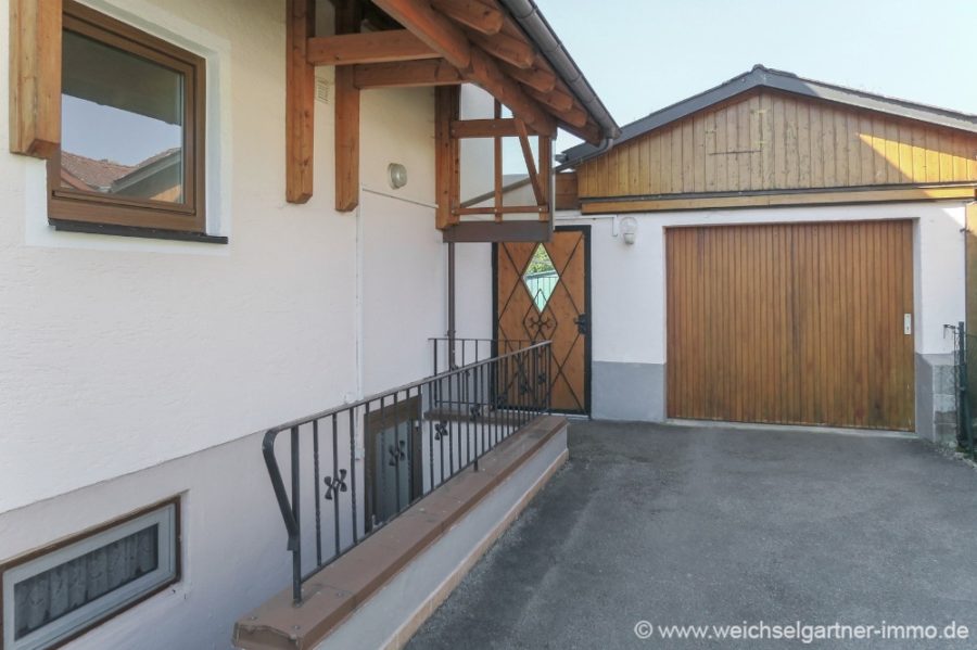 Wohnhaus in schöner Ortsrandlage - Garagengebäude