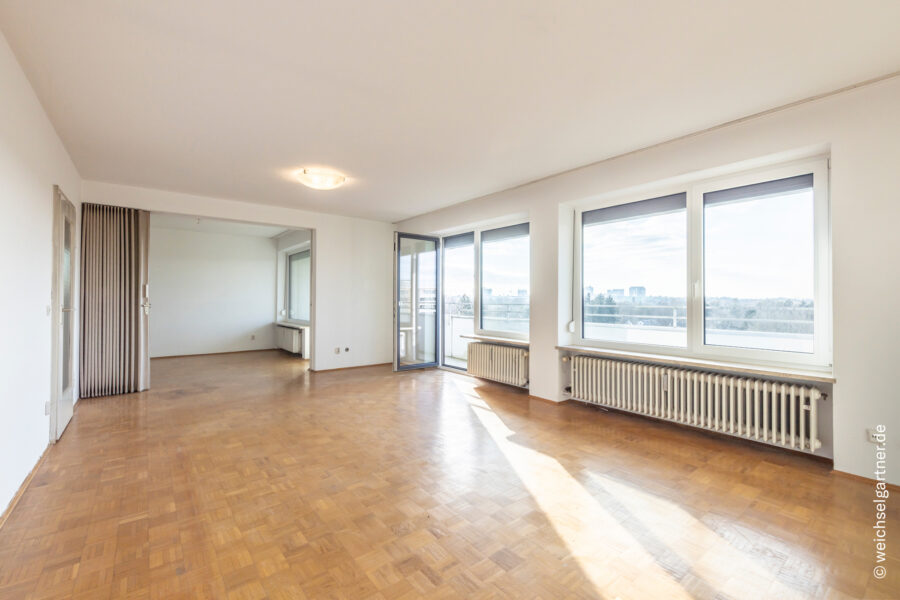 Großzügiges Wohnen auf einer Ebene: Ideal geschnittene, bezugsfreie Wohnung mit herrlichem Weitblick - Großzügiges Wohnen