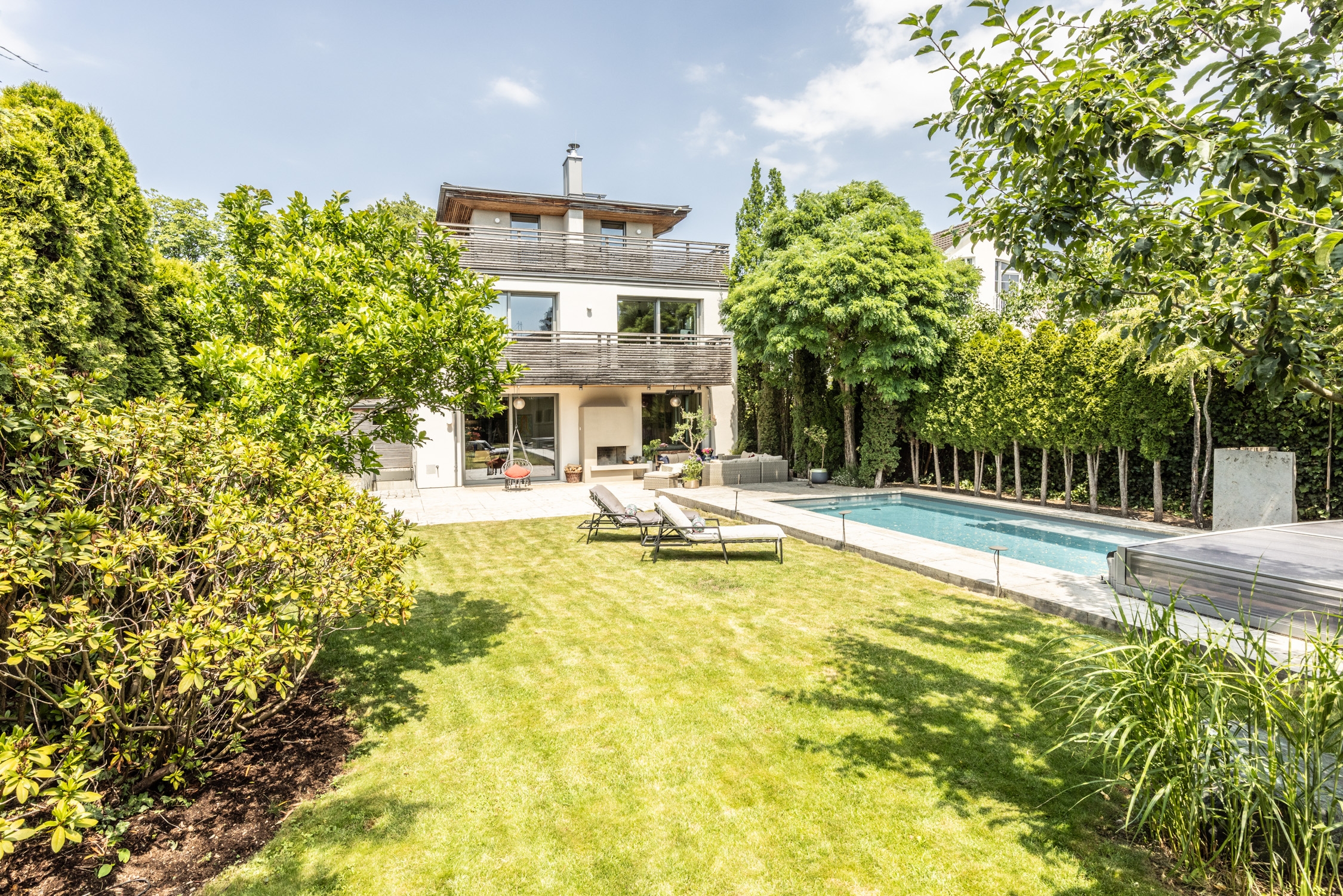 Exklusive Einfamilienhaus-Villa mit Pool und höchsten Sicherheitsstandards in bester Wohnlage, 81929 München, Einfamilienhaus