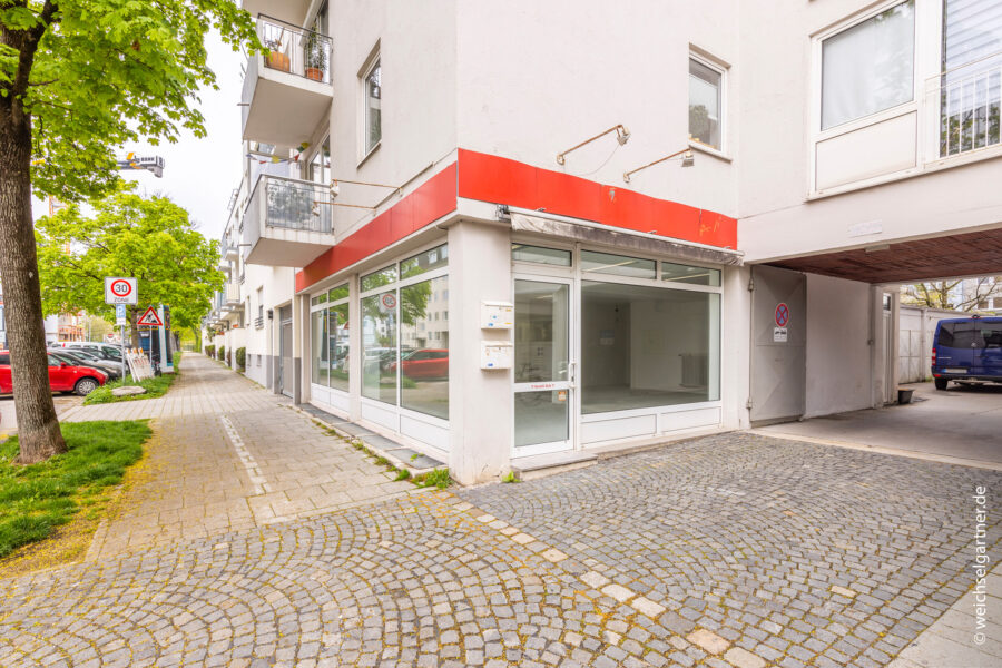 Schöner Eckladen mit großem Schaufenster – ideal als Verkaufsraum, Ausstellung oder Ladenbüro - Ladeneinheit mit Lagerräumen