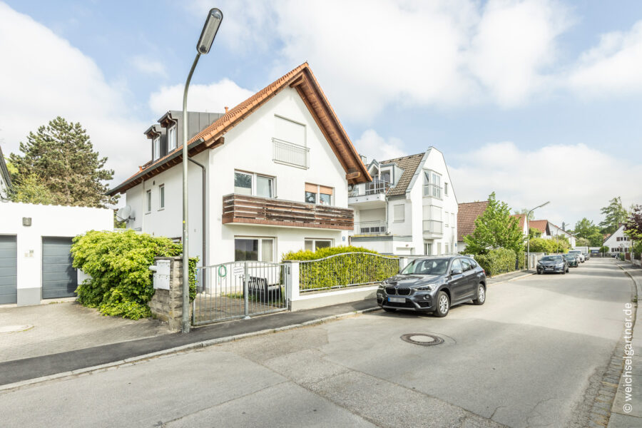 Eigentumswohnung mit herrlichem West-Garten, extra Hobbykeller und zwei Garagen - Straßenansicht