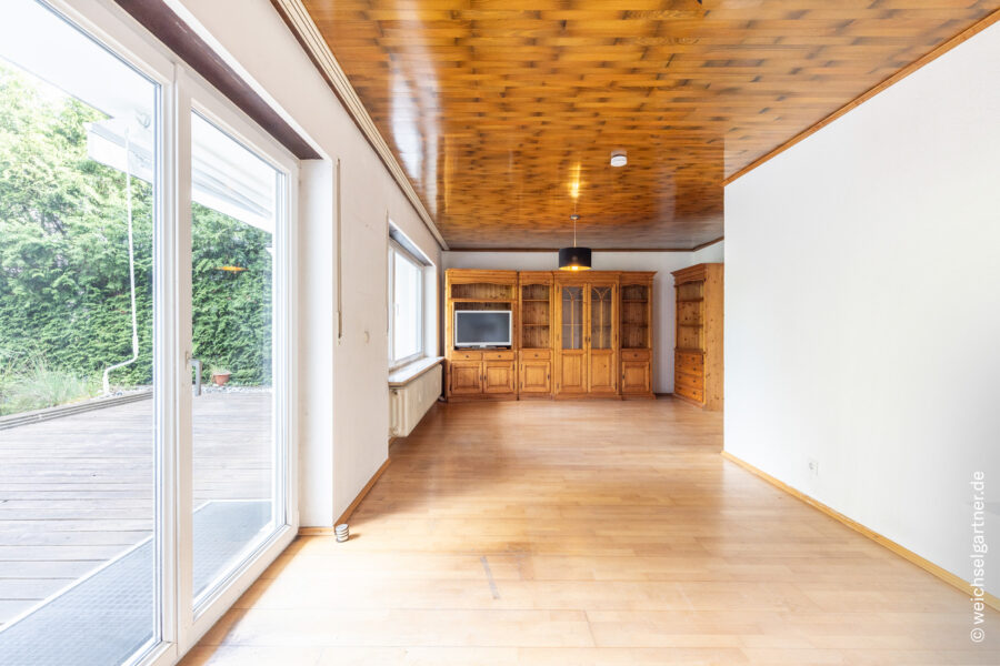 Eigentumswohnung mit herrlichem West-Garten, extra Hobbykeller und zwei Garagen - Wohnzimmer mit Terrassenzugang