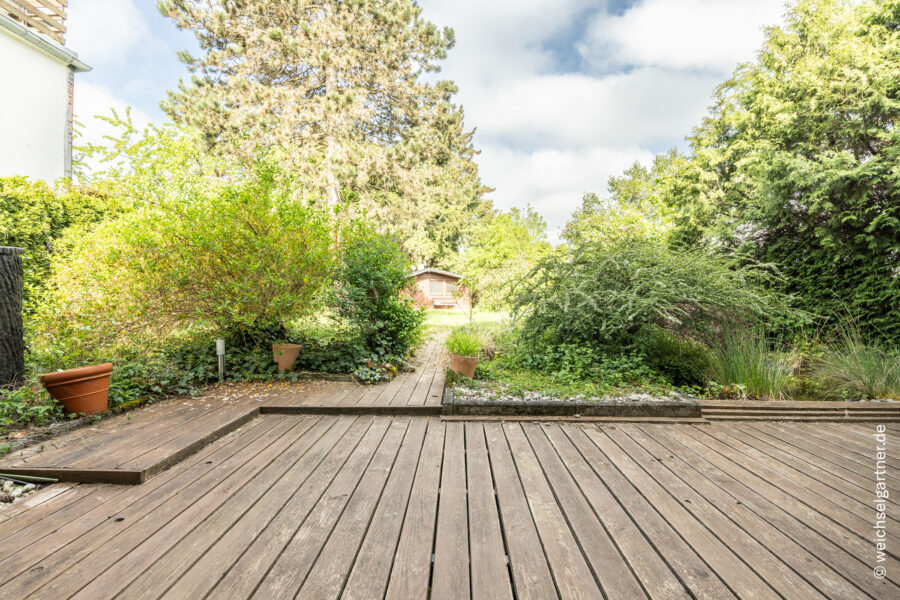 Eigentumswohnung mit herrlichem West-Garten, extra Hobbykeller und zwei Garagen - Weitere Ansicht der Terrasse