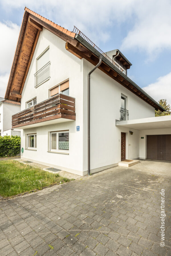 Eigentumswohnung mit herrlichem West-Garten, extra Hobbykeller und zwei Garagen - Eingang mit nördlicher Garage
