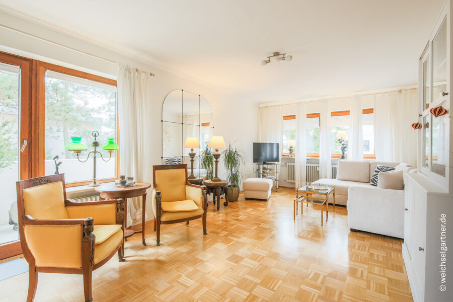 Ansprechende Eigentumswohnung mit sonnigem Balkon, separatem Hobbyraum und TG-Einzelstellplatz - Wohnbereich mit Balkonzugang