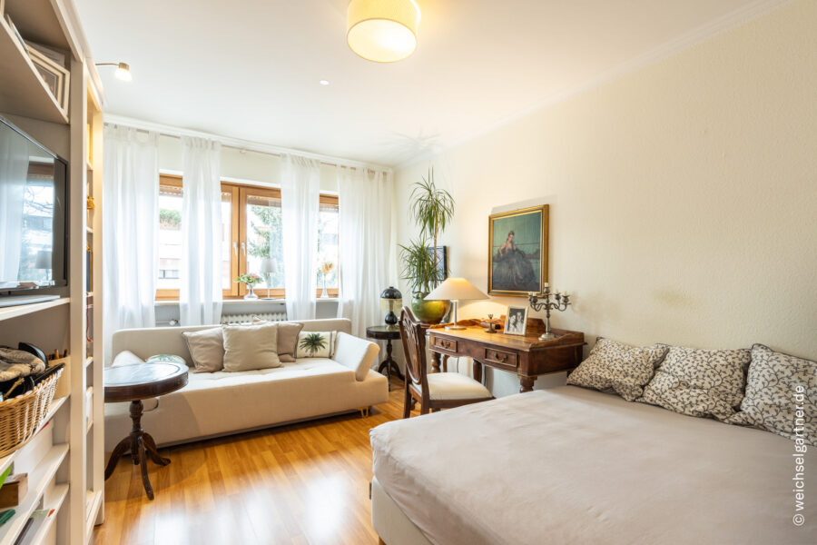 Ansprechende Eigentumswohnung mit sonnigem Balkon, separatem Hobbyraum und TG-Einzelstellplatz - Blick in das Schlafzimmer