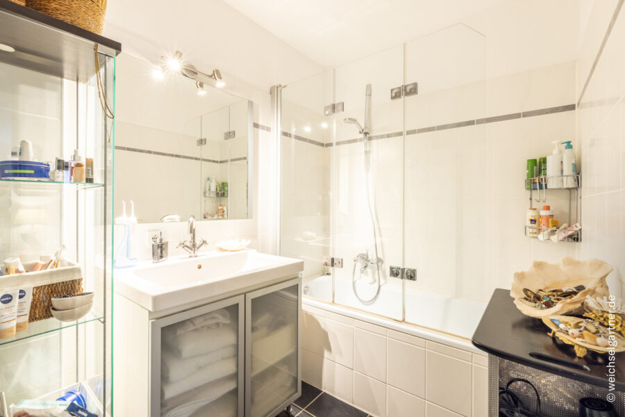 Ansprechende Eigentumswohnung mit sonnigem Balkon, separatem Hobbyraum und TG-Einzelstellplatz - Blick in das Badezimmer