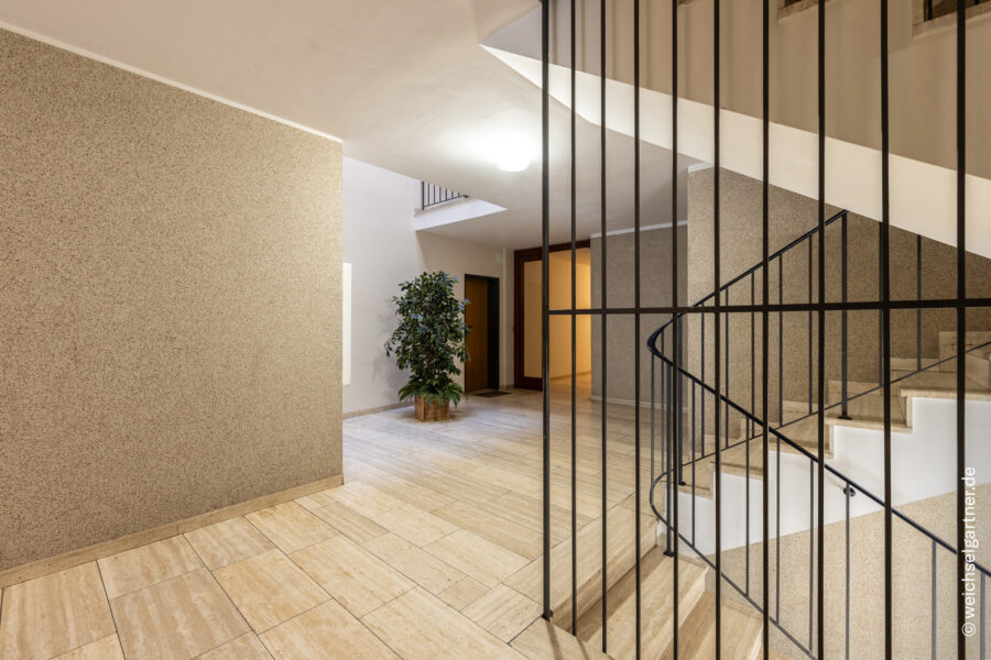 Ansprechende Eigentumswohnung mit sonnigem Balkon, separatem Hobbyraum und TG-Einzelstellplatz - Freundliches Treppenhaus