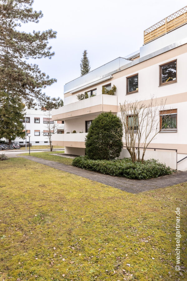 Ansprechende Eigentumswohnung mit sonnigem Balkon, separatem Hobbyraum und TG-Einzelstellplatz - Südliche Hausansicht