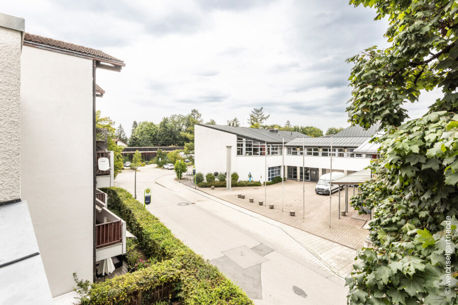 Bezugsfreie, geräumige und ruhige Wohnung mit top Infrastruktur und einer abschließbaren Garage - Ausblick von der Loggia