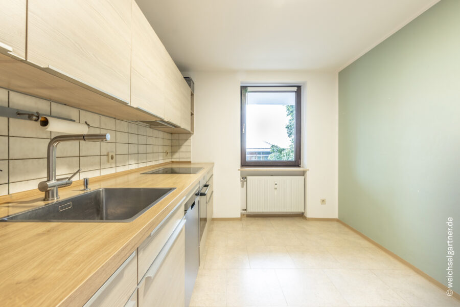 Bezugsfreie, geräumige und ruhige Wohnung mit top Infrastruktur und einer abschließbaren Garage - Weitere Ansicht der Küche