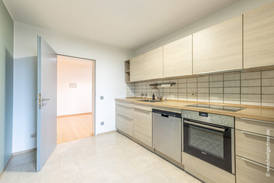Bezugsfreie, geräumige und ruhige Wohnung mit top Infrastruktur und einer abschließbaren Garage - Küche mit Einbauküche