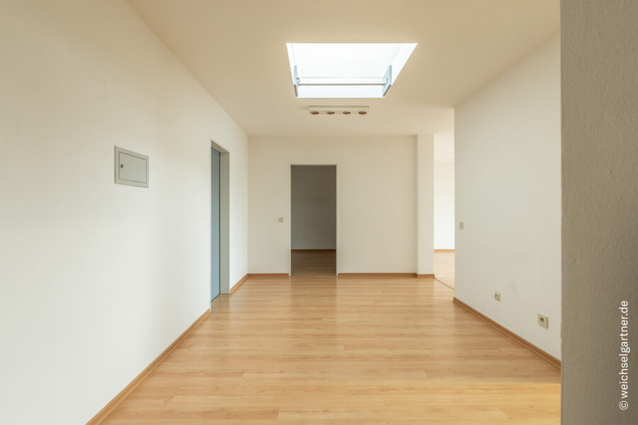 Bezugsfreie, geräumige und ruhige Wohnung mit top Infrastruktur und einer abschließbaren Garage - Weitere Ansicht der Diele