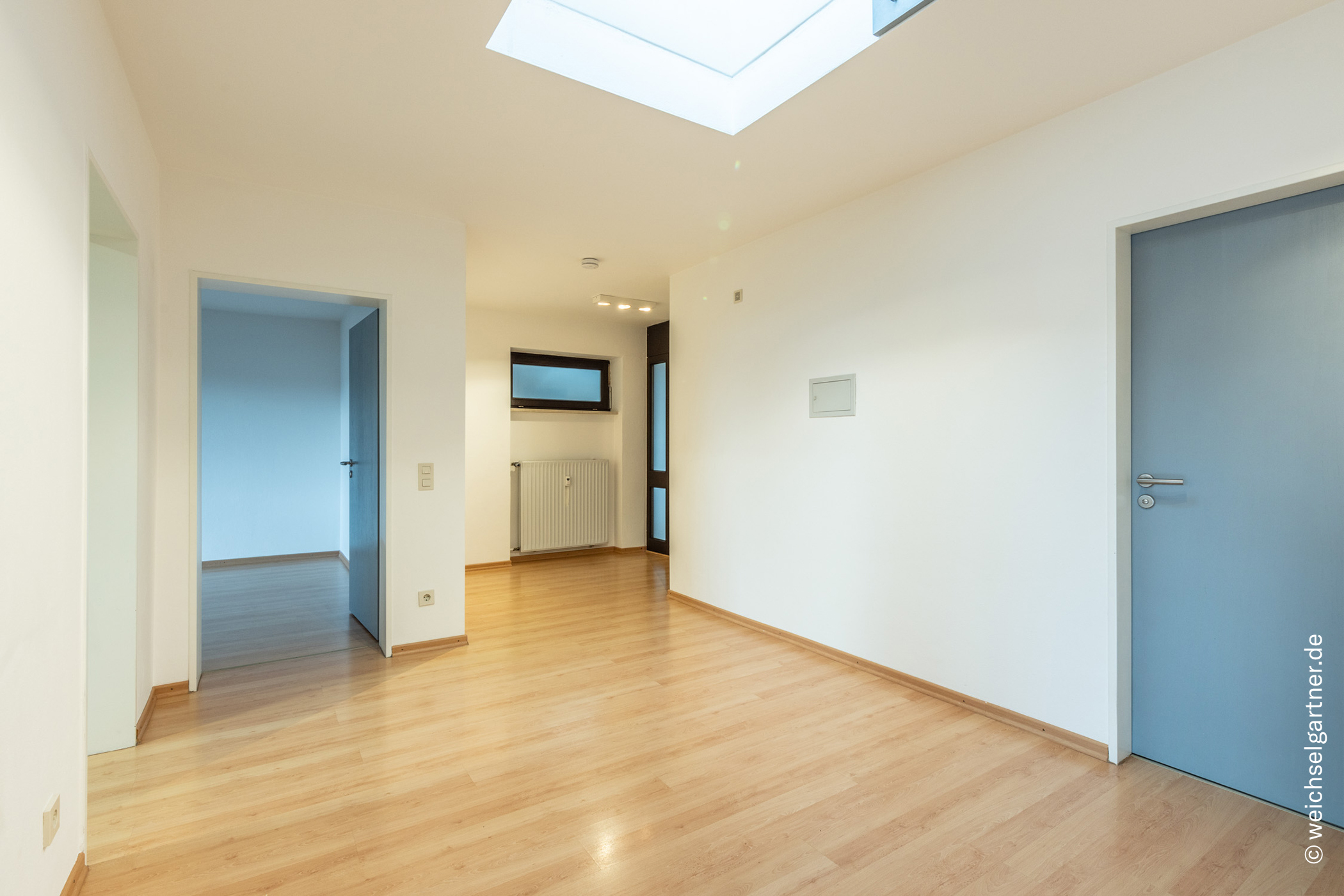 Bezugsfreie, geräumige und ruhige Wohnung mit top Infrastruktur und einer abschließbaren Garage, 85598 Vaterstetten, Etagenwohnung