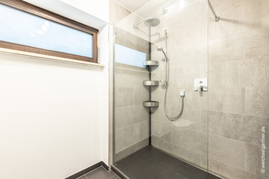 Bezugsfreie, geräumige und ruhige Wohnung mit top Infrastruktur und einer abschließbaren Garage - Teilansicht Duschbad
