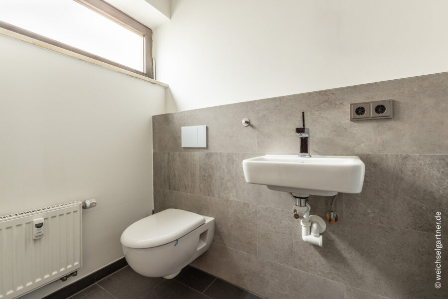 Bezugsfreie, geräumige und ruhige Wohnung mit top Infrastruktur und einer abschließbaren Garage - Gäste-WC