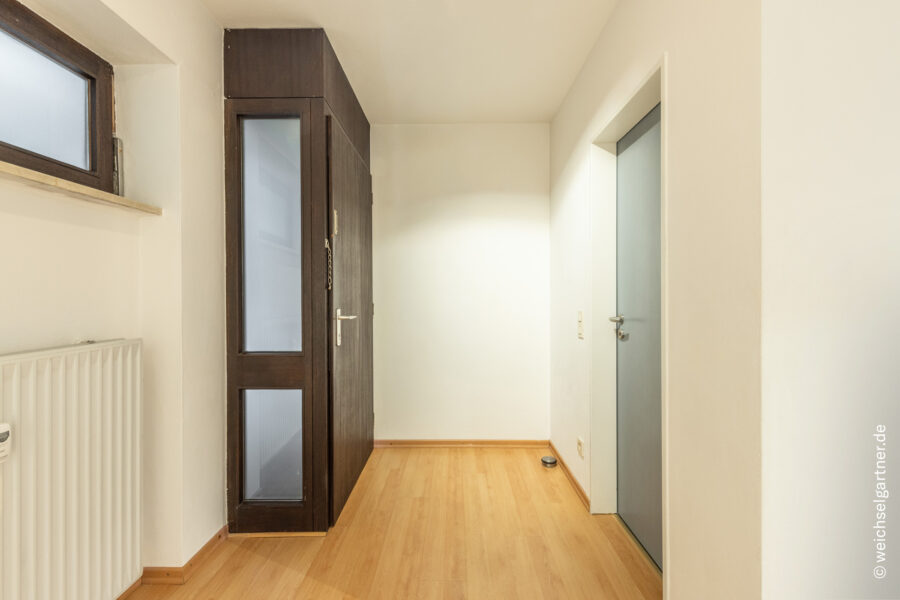 Bezugsfreie, geräumige und ruhige Wohnung mit top Infrastruktur und einer abschließbaren Garage - Eingangsbereich mit Gäste-WC